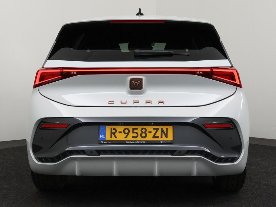 CUPRA Born Essential 62 kWh 204 PK