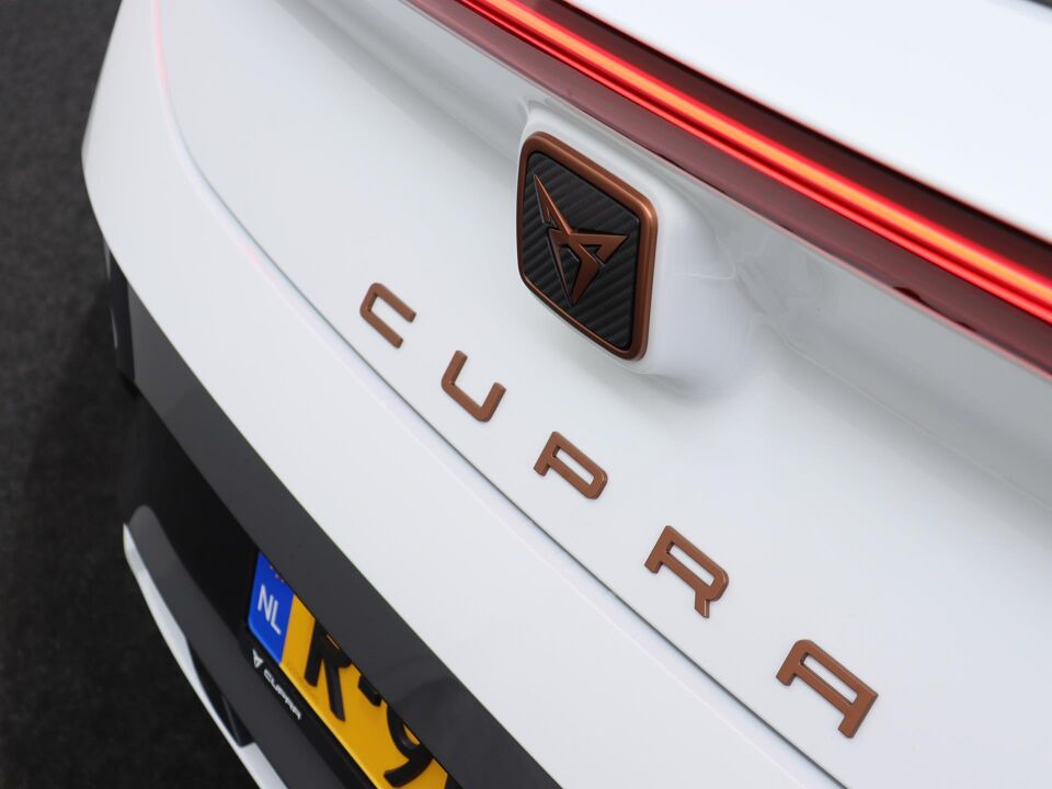 CUPRA Born Essential 62 kWh 204 PK