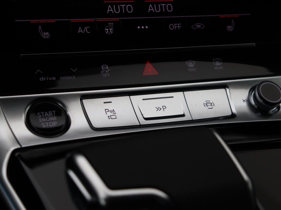 Audi A6 Avant S edition Competition 50 TFSI e 220 kW / 299 pk