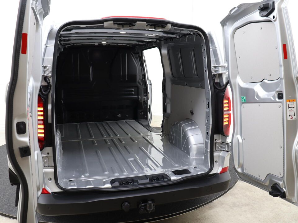 VW-Bedrijfswagens E-Transporter Life L2 160 kW / 218 pk