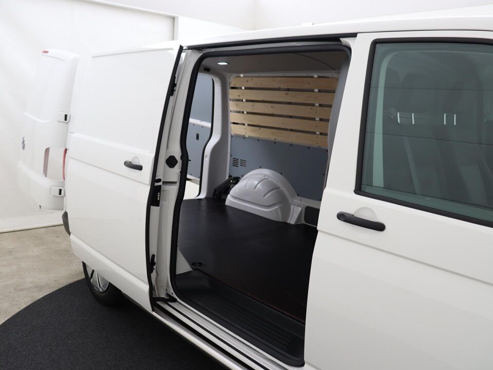 VW-Bedrijfswagens Transporter 2.0 TDI 110 PK L2H1 28 Economy Business