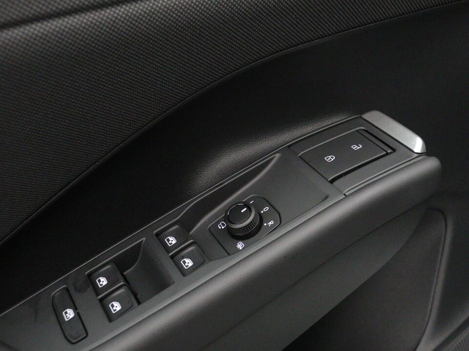 Volkswagen T-Roc Life First Edition 1.5 eTSI 85 kW / 116 PK