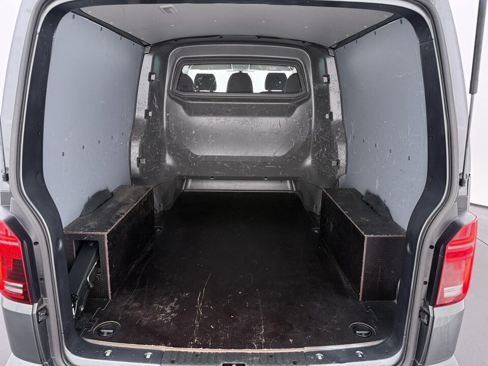 VW-Bedrijfswagens Transporter 2.0 TDI 150 PK L2H1 30 DC Highline