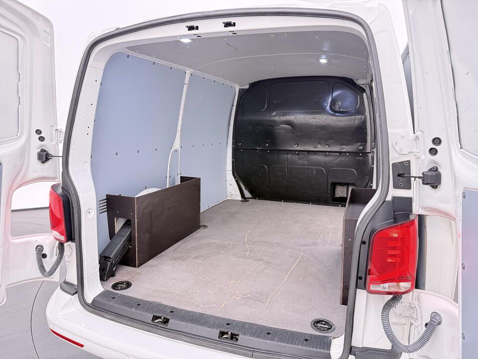 VW-Bedrijfswagens Transporter 2.0 TDI 150 PK L1H1 28 Highline