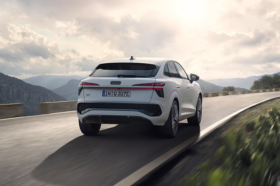 Audi Q3 e-hybrid rijdend rechtsachter