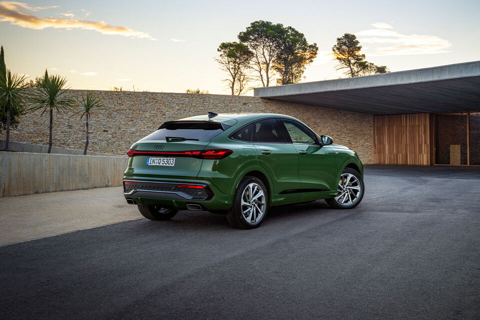 audi-q5-sportback-groen-exterieur-achterkant-rechts-pon-center