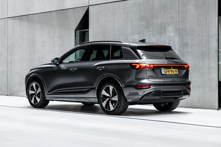 Audi Q6 e-tron grijs linksachter