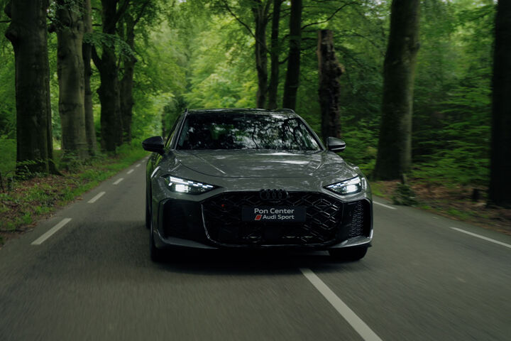 Audi RS5 Avant Still rijdend voorkant bos