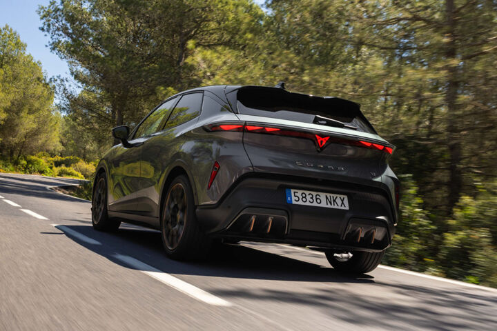 Cupra Raval rijdend linksacher bos