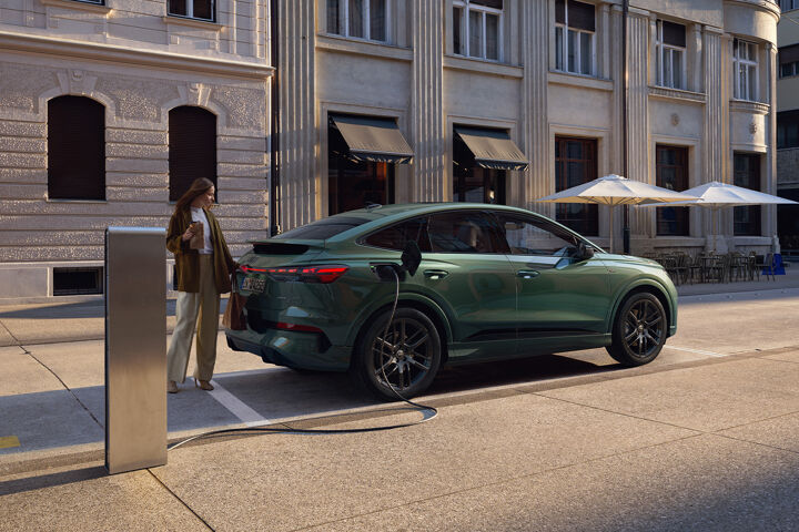 Nieuwe Audi Q4 Sportback e-tron rechtsachter ladend straat