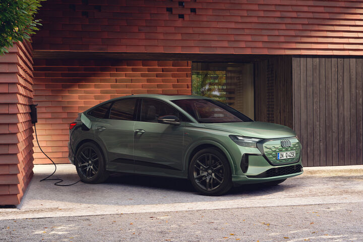 Nieuwe Audi Q4 Sportback e-tron rechtsvoor ladend huis