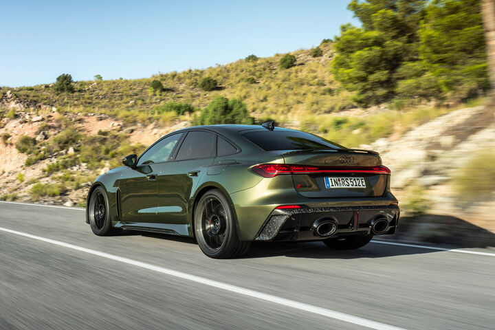 Nieuwe Audi RS 5 Limousine Content Linksachter Rijdend
