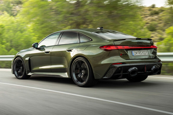Nieuwe Audi RS 5 Limousine Groen Linksachter Rijdend Linksachter Content