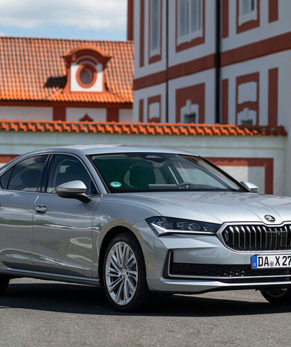 skoda-superb-hatchback-grijs-plug-in-hybride-hero-mobiel