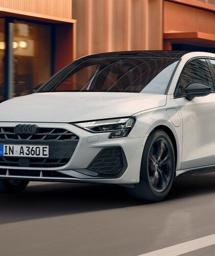 audi-a3-sportback-tfsi-e-plug-in-hybride-wit-zijkant-hero-mobiel-rijdend