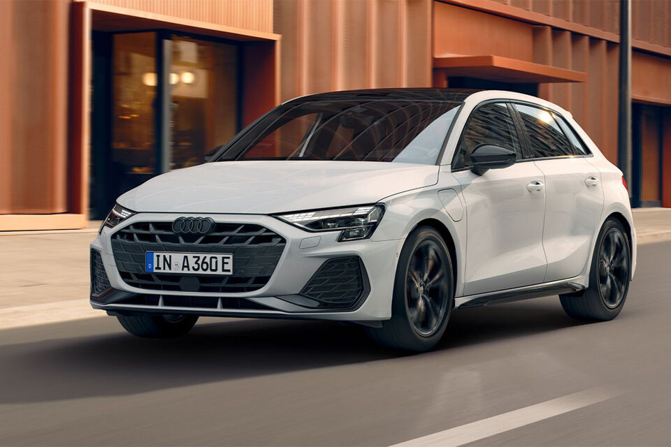 audi-a3-sportback-tfsi-e-plug-in-hybride-wit-zijkant-hero-mobiel-rijdend