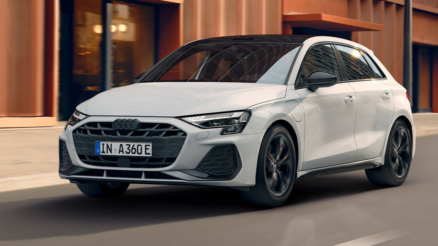 audi-a3-sportback-tfsi-e-plug-in-hybride-wit-zijkant-hero-mobiel-rijdend