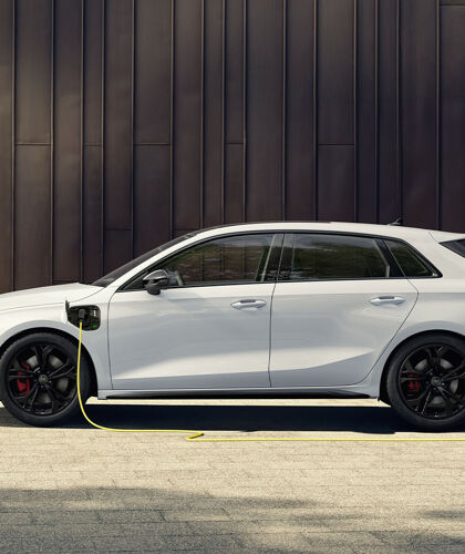 audi-a3-sportback-tfsi-e-plug-in-hybride-wit-zijkant-hero-mobiel