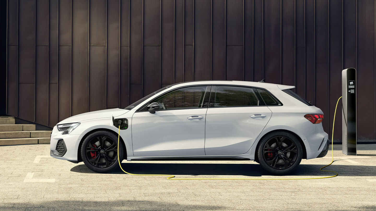 audi-a3-sportback-tfsi-e-plug-in-hybride-wit-zijkant-hero-mobiel