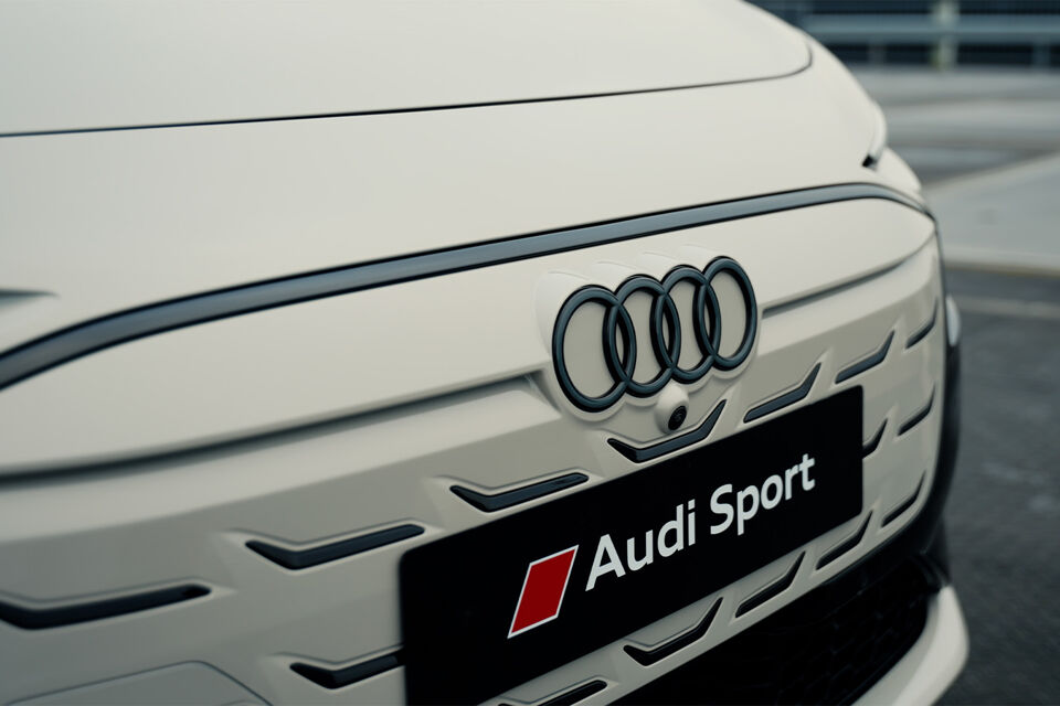 audi-a6-avant-exterieur-grill-pon-center
