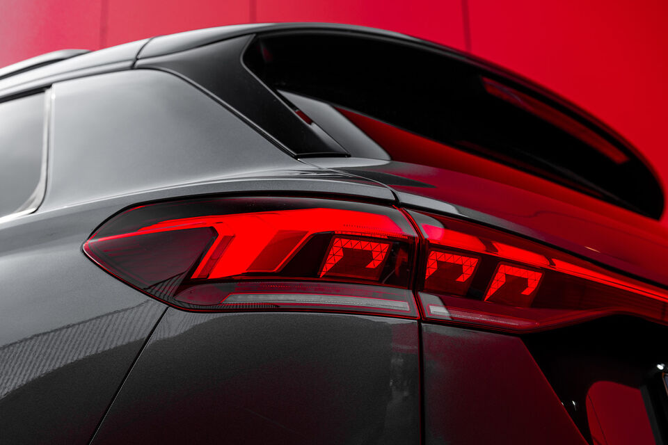 Audi Q6 e-tron grijs achterlamp