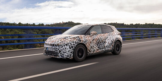 CUPRA Raval Camouflage rijdend Links