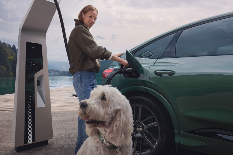 Nieuwe Audi Q4 Sportback e-tron ladend hond