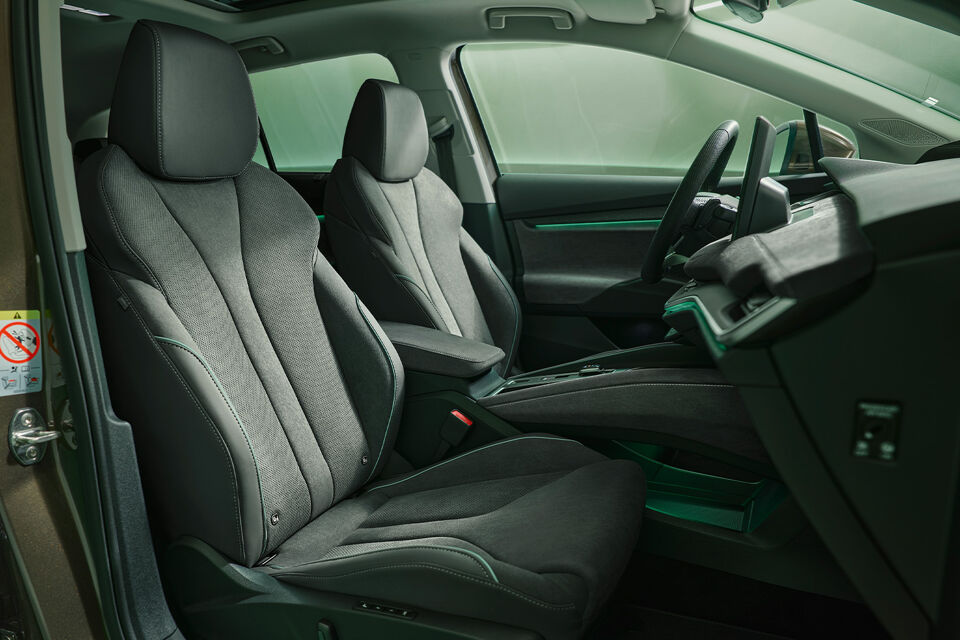 skoda-enyaq-2025-groen-voorstoelen