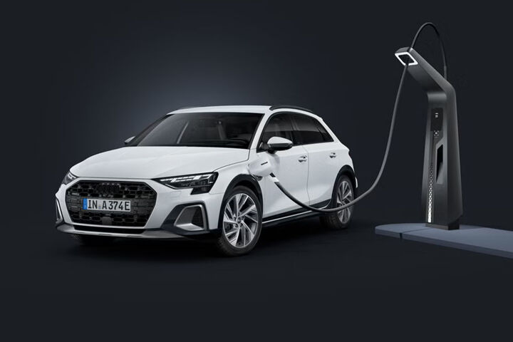 Vernieuwde Audi A3 Allstreet Wit stilstaand rijdend