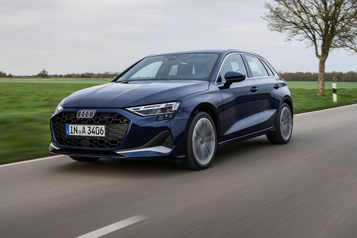 Vernieuwde Audi A3 Sportback Blauw Rijdend Linksvoor