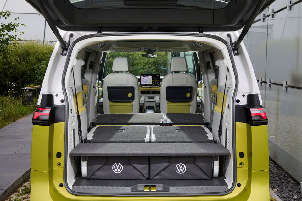 volkswagen-id-buzz-geel-wit-interieur-achterbak