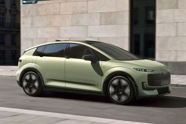 Audi A2 e-tron rechtsvoor rijdend