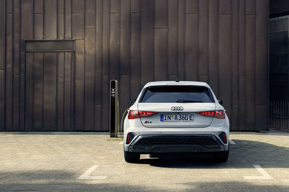 audi-a3-sportback-tfsi-e-plug-in-hybride-wit-achterkant