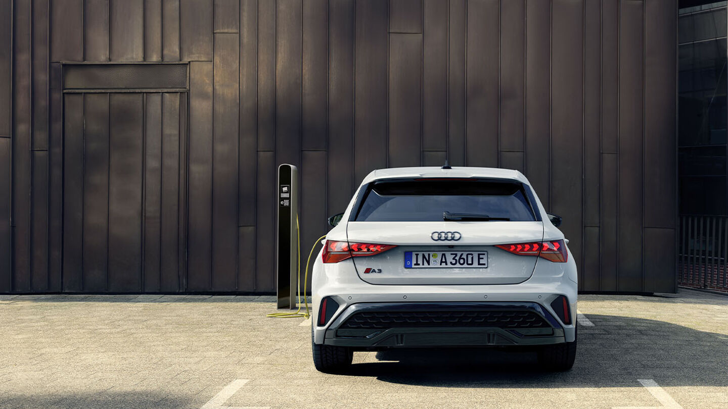 audi-a3-sportback-tfsi-e-plug-in-hybride-wit-achterkant