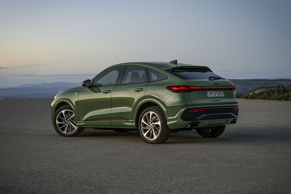 audi-q5-sportback-groen-exterieur-schuin-achter-pon-center