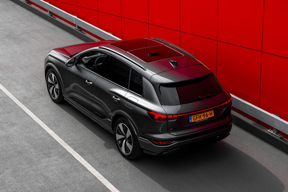 Audi Q6 e-tron grijs linksachter 2