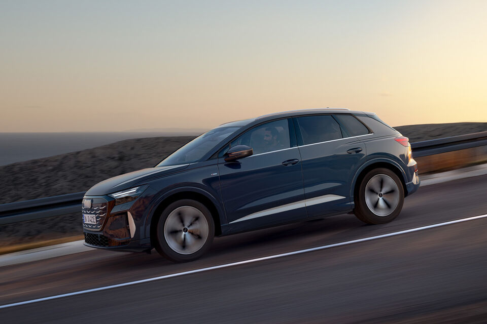 Nieuwe Audi Q4 e-tron rijdend linksvoor
