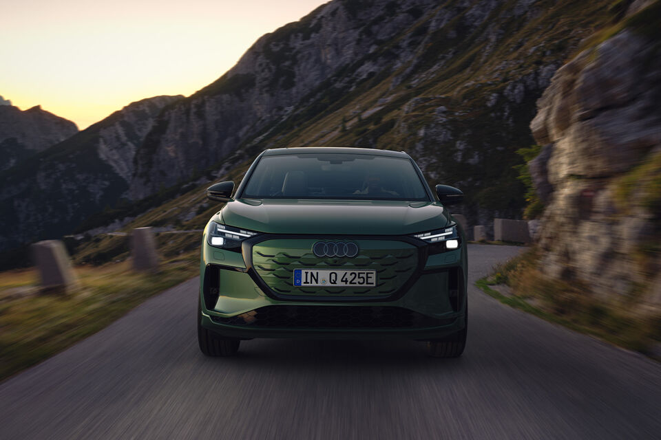 Nieuwe Audi Q4 Sportback e-tron voorkant rijdend