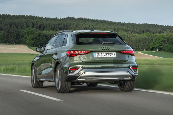 Vernieuwde Audi A3 Allstreet e-hybrid Groen Linksachter rijdend
