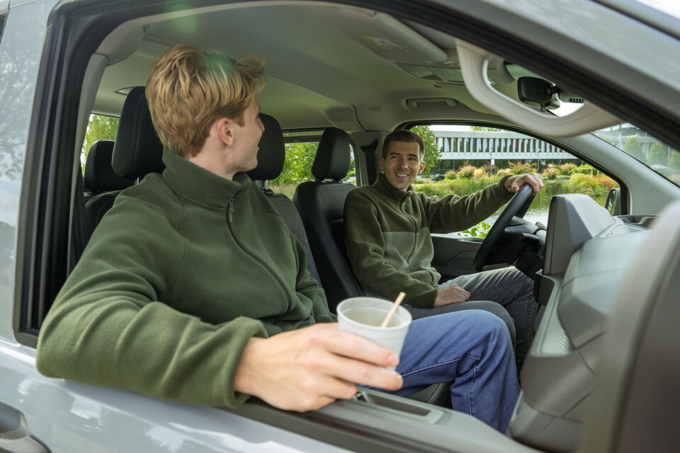 VW e-Transporter pick-up dubbele cabine interieur met inzittenden