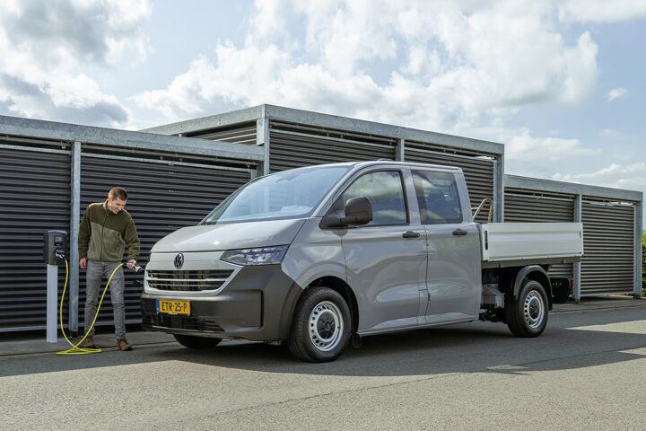 VW e-Transporter pick-up dubbele cabine stekker inpluggen