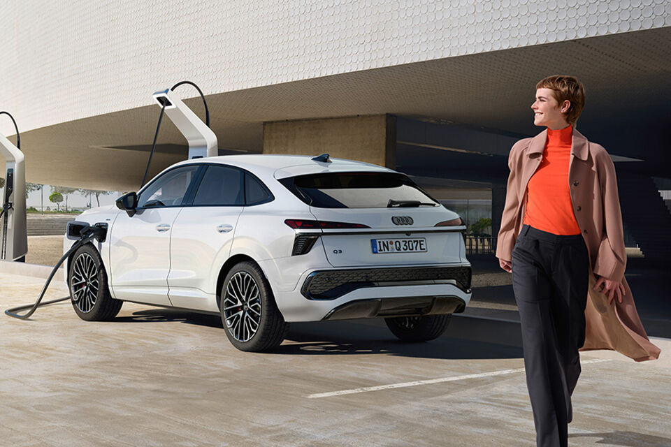 Audi Q3 e-hybrid linksachter met persoon