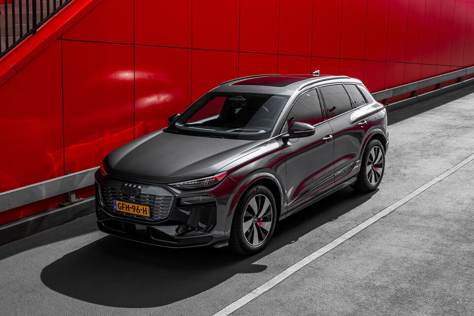 Audi Q6 e-tron grijs linksvoor