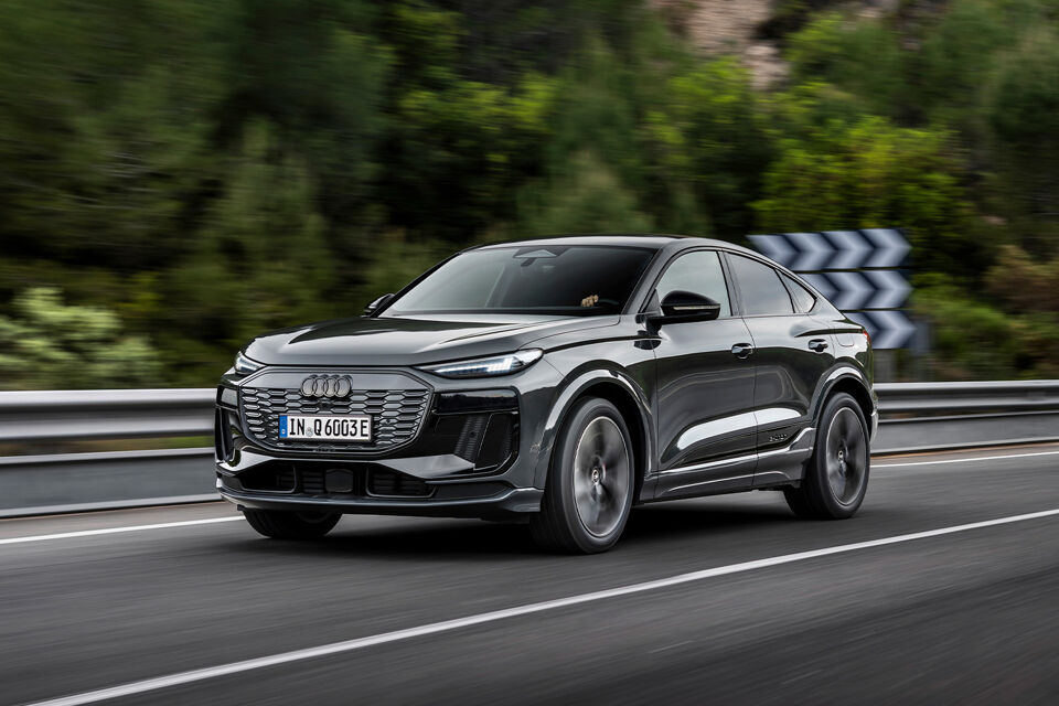 audi-q6-sportback-e-tron-voorkant-rijdend