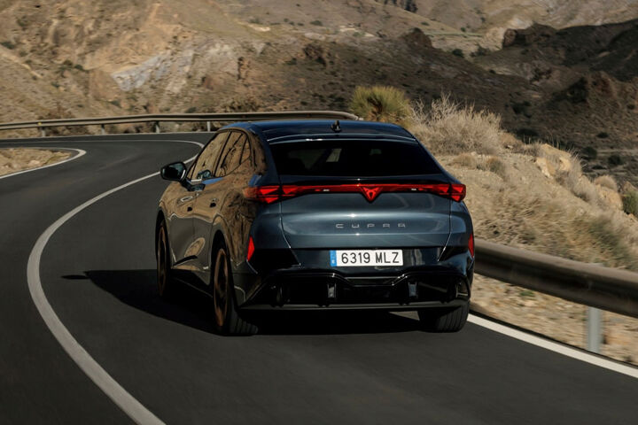 CUPRA Tavascan Berg Linksachter Content