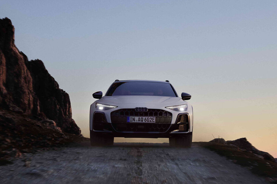 De nieuwe A6 allroad e-hybrid quattro rijdend voorkant