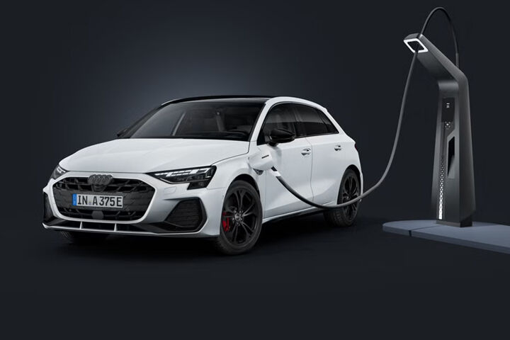 De vernieuwde Audi A3 Sportback e-hybrid wit lader