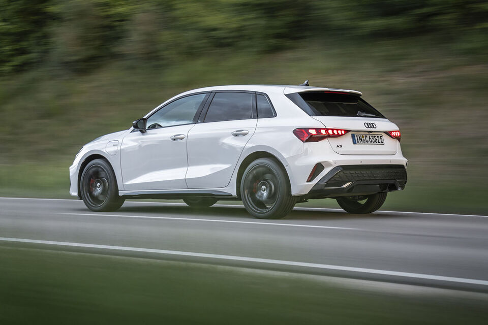 De vernieuwde Audi A3 Sportback e-hybrid wit rijdend linksachter