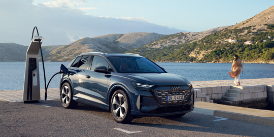 Nieuwe Audi Q4 e-tron laden rechtsvoor strand