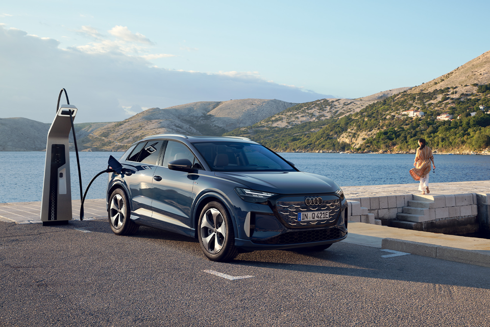 Nieuwe Audi Q4 e-tron laden rechtsvoor strand